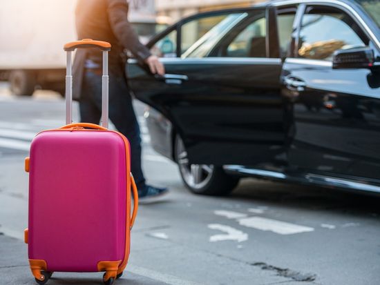 airport_pickup_suitcase_transfer_shutterstock_596931482 (1)